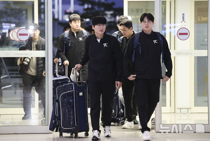 [인천공항=뉴시스] 김근수 기자 = WBSC 프리미어12 대한민국 야구대표팀 투수 곽빈과 최지민이 8일 오전 인천 중구 인천국제공항 제2여객터미널을 통해 출국하고 있다. 2024.11.08. ks@newsis.com