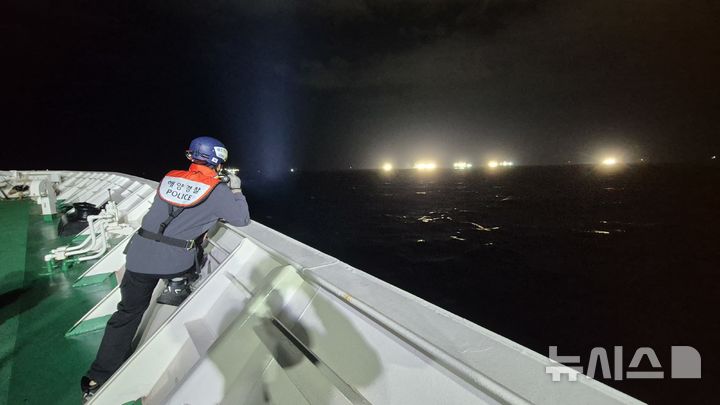 [제주=뉴시스] 8일 오전 제주 비양도 북서쪽 약 24㎞ 해상에서 부산선적 129t급 대형선망 어선 금성호(승선원 27명)가 침몰 중이라는 신고가 해경에 접수돼 해경당국이 사고 해역에서 실종자 수색 활동을 펼치고 있다. (사진=제주해경청 제공) 2024.11.08. photo@newsis.com *재판매 및 DB 금지