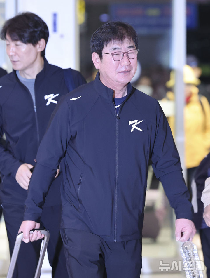 [인천공항=뉴시스] 김근수 기자 = 류중일 WBSC 프리미어12 대한민국 야구대표팀 감독이 8일 오전 인천 중구 인천국제공항 제2여객터미널을 통해 출국하고 있다. 2024.11.08. ks@newsis.com