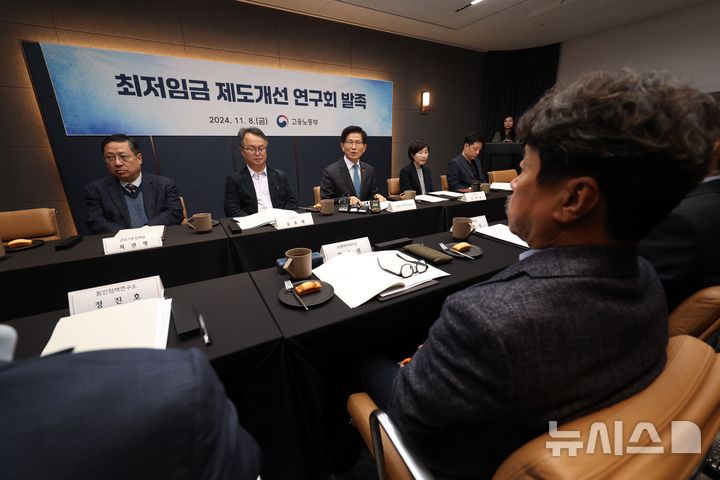 [서울=뉴시스] 김명년 기자 = 김문수 고용노동부 장관이 지난해 11월 8일 오전 서울 영등포구 파크원타워2에서 열린 최저임금 제도개선 연구회 발족 회의에서 모두발언하고 있다. 2024.11.08. kmn@newsis.com