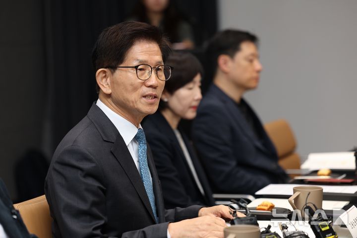 [서울=뉴시스] 김명년 기자 = 김문수 고용노동부 장관이 지난해 11월 8일 오전 서울 영등포구 파크원타워2에서 열린 최저임금 제도개선 연구회 발족 회의에서 모두발언하고 있다. 2024.11.08. kmn@newsis.com