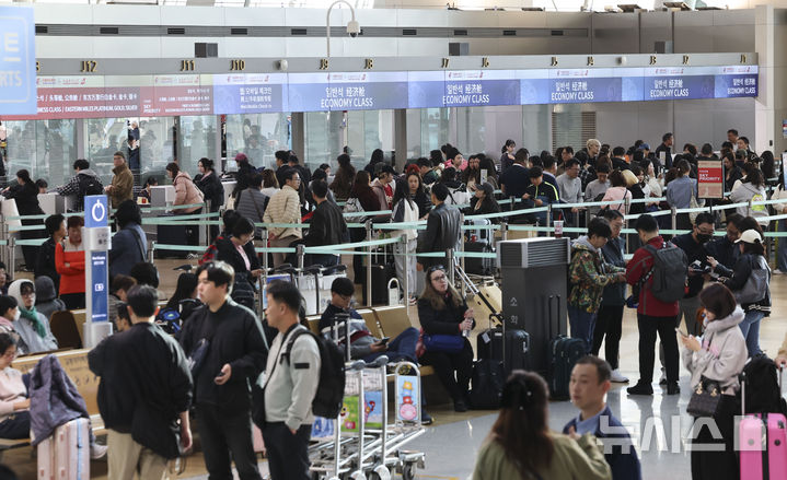 [인천공항=뉴시스] 김근수 기자 = 중국의 한국인 무비자 입국 시행 첫날인 8일 인천 중구 인천국제공항 1터미널 출국장에서 관광객들이 중국행 비행기 탑승을 위해 수속 절차를 기다리고 있다. 중국 정부는 지난 1일 한국 일반 여권 소지자를 대상으로 오는 8일부터 내년 12월 31일까지 '일방적 무비자 정책'을 시행한다고 발표했다. 이에 따라 일반 여권 소지자는 비즈니스, 여행·관광, 친지·친구 방문, 환승 목적으로 15일 이내 기간 중국을 방문할 경우 비자를 발급받지 않아도 된다. 2024.11.08. ks@newsis.com