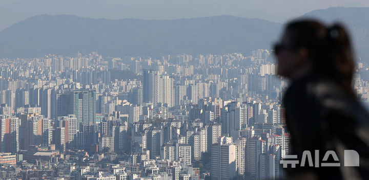 [서울=뉴시스]8일 서울 남산에서 바라본 서울 아파트 모습. 2024.11.08. yesphoto@newsis.com