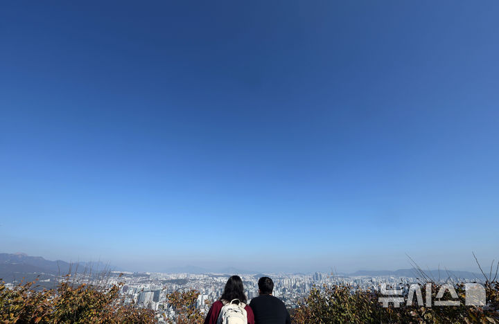 [서울=뉴시스] 홍효식 기자 = 전국이 대체로 맑은 날씨를 보인 8일 서울 남산에서 바라본 하늘이 파랗다. 2024.11.08. yesphoto@newsis.com