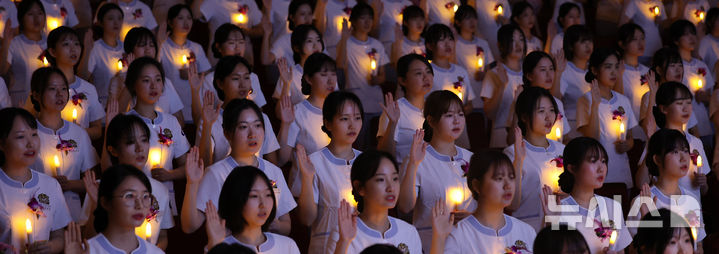 [인천=뉴시스] 전진환 기자 = 8일 오후 인천 연수구 가천대학교 메디컬캠퍼스에서 열린 제77회 나이팅게일 선서식에서 임상실습을 앞둔 간호대학 2학년 학생들이 촛불을 들고 선서를 하고 있다.  2024.11.08. amin2@newsis.com