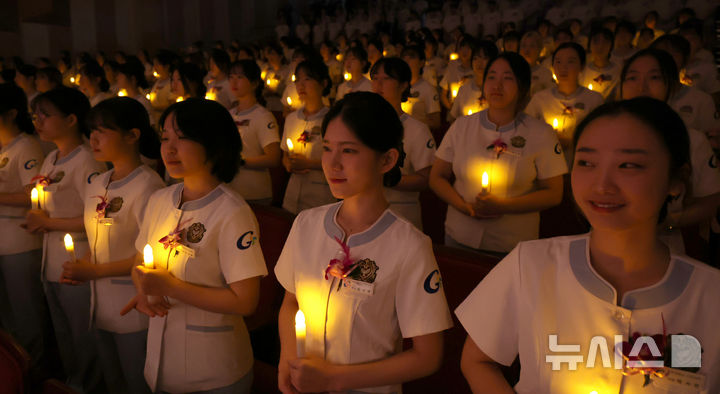 [인천=뉴시스] 전진환 기자 = 8일 오후 인천 연수구 가천대학교 메디컬캠퍼스에서 열린 제77회 나이팅게일 선서식에서 임상실습을 앞둔 간호대학 2학년 학생들이 촛불을 들고 선서를 하고 있다.  2024.11.08. amin2@newsis.com