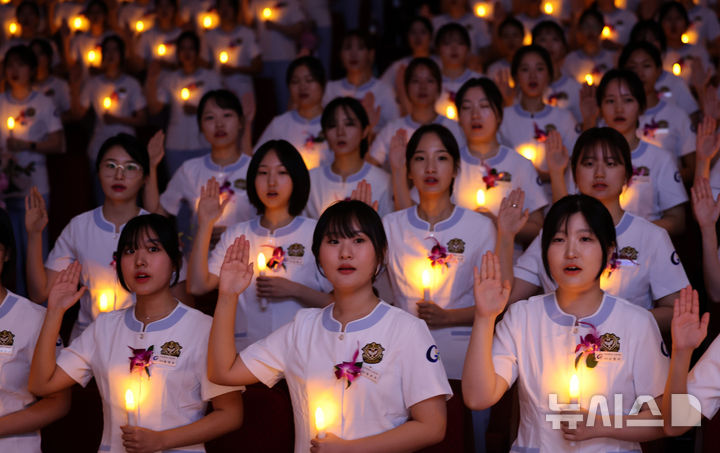 [인천=뉴시스] 전진환 기자 = 8일 오후 인천 연수구 가천대학교 메디컬캠퍼스에서 열린 제77회 나이팅게일 선서식에서 임상실습을 앞둔 간호대학 2학년 학생들이 촛불을 들고 선서를 하고 있다.  2024.11.08. amin2@newsis.com