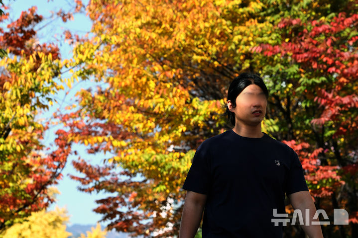 [서울=뉴시스] 김금보 기자 = 서울 낮 기온이 17까지 오르며 포근한 늦가을 날씨를 보인 8일 서울 거리에서 반팔 티를 입은 시민이 햇볕에 얼굴을 찡그린 채 걸어가고 있다. 2024.11.08. kgb@newsis.com