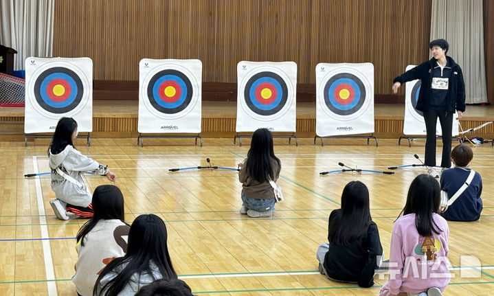 [광주=뉴시스] 양궁 선수 안산이 광주지역 초등학교에서 양궁 일일코치를 하고 있다. (사진=광주시청 제공). photo@newsis.com *재판매 및 DB 금지