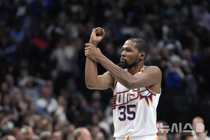 [댈러스=AP/뉴시스] 미국프로농구(NBA) 피닉스 선즈의 케빈 듀란트. 2024. 11. 8.