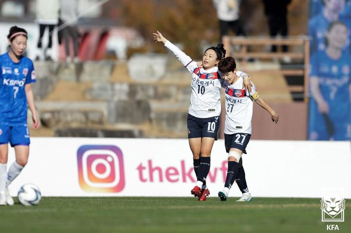 [서울=뉴시스] 여자축구 WK리그 수원FC위민의 전은하와 문미라. (사진=대한축구협회 제공) *재판매 및 DB 금지