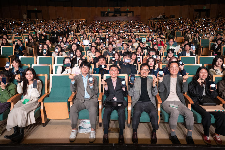 [수원=뉴시스] 9일 경기아트센터에서 열린 '경기청년 갭이어' 성과공유회 '갭이어 페어' 참여자들이 기념사진을 찍고 있다. (사진=경기도 제공) 2024.11.09. photo@newsis.com *재판매 및 DB 금지