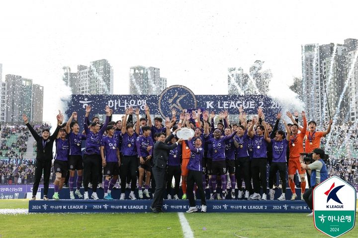 [서울=뉴시스] 프로축구 K리그2 FC안양의 우승 세리머니. (사진=한국프로축구연맹 제공) *재판매 및 DB 금지