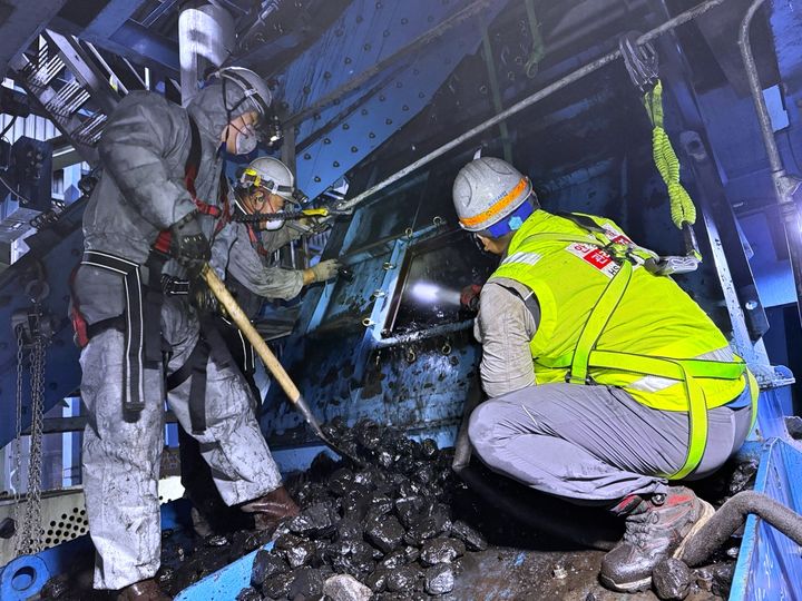 [서울=뉴시스] 4년제 대학에서 호텔항공관광학을 전공하고 다시 폴리텍대학 충남캠퍼스 기계설비보전과에 입학한 권마태 씨(왼쪽)가 근무 중인 한전산업개발㈜에서 동료와 정비 업무를 수행하고 있다. 2024.11.10. (사진=한국폴리텍대학 제공) *재판매 및 DB 금지