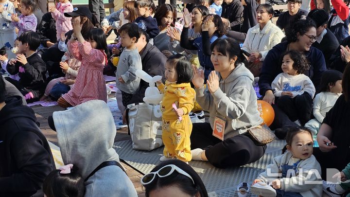 [의정부=뉴시스] 송주현 기자 = 9일 경기 의정부시 중랑천에서 '의정부 0세아 전용 어린이집 연합 가족 참여 행사'인 '지구 사랑 환경지킴이 아장아장 뚜벅이 걷기대회' 참여 가족들이 '친환경 버블쇼' 공연을 보고 있다. 2024.11.09 atia@newsis.com   