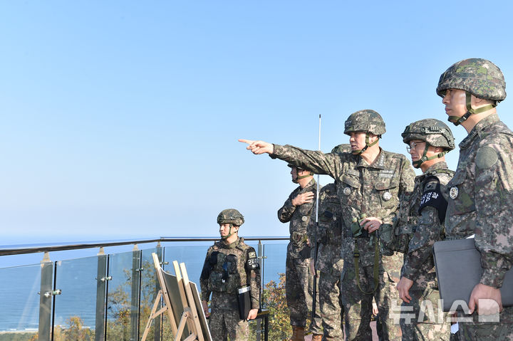 [서울=뉴시스] 김명수 합참의장은 9일 육군 제22보병사단 일반전초(GOP)경계대대와 율곡이이함을 방문해 군사대비태세를 점검하고 경계 작전에 매진 중인 장병들을 격려했다. (사진= 합참 제공) 2024.11.09. photo@newsis.com