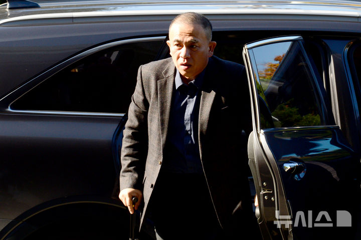 [서울=뉴시스] 공천 개입 의혹 및 여론조사 조작 의혹을 받는 명태균씨가 11일 검찰 조사를 받고 "5개월 동안 갇혀 있어서 바깥에 일어난 일을 잘 모른다"며 추후 입장을 밝히겠다고 했다. 사진은 명씨가 지난해 11월 2차 검찰 조사를 받기 위해 경남 창원시 성산구 창원지방검찰청으로 출석하고 있는 모습. (사진=뉴시스DB) 2024.11.09. 