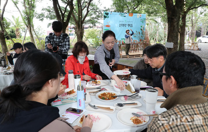 [제주=뉴시스] 우장호 기자 = 9일 오등동 라피에스타 야외에서 열린 '2024 제주밭한끼 페스티벌-신기루 맛집' 행사에서 시식단들이 제주 밭작물로 만든 신메뉴를 셰프에게 개발 스토리를 들으며 시식하고 있다.제주시 농촌신활력플러스사업추진단은 농촌에 새로운 활력을 불어넣고 자립적 발전 기반을 구축하기 위해 2022년부터 제주에서 나는 밭작물의 매력을 알리는 ‘제주밭한끼 캠페인’을 진행해 왔다. 2024.11.09. woo1223@newsis.com