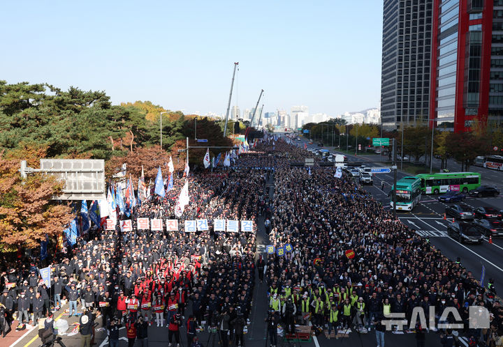 [서울=뉴시스] 김진아 기자 = 한국노총 조합원들이 9일 오후 서울 여의도 여의대로에서 열린 '윤석열 정권 반노동정책 심판! 2024 전국노동자대회'에서 구호를 외치고 있다. 2024.11.09. bluesoda@newsis.com