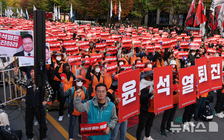 [서울=뉴시스] 이영환 기자 =  9일 오후 서울 세종대로에서 윤석열정권 퇴진 운동본부와 민주노총이 주최한 2024 전태일열사 정신계승 전국노동자대회·1차 퇴진 총궐기에서 참석자들이 구호를 외치고 있다. 2024.11.09. 20hwan@newsis.com