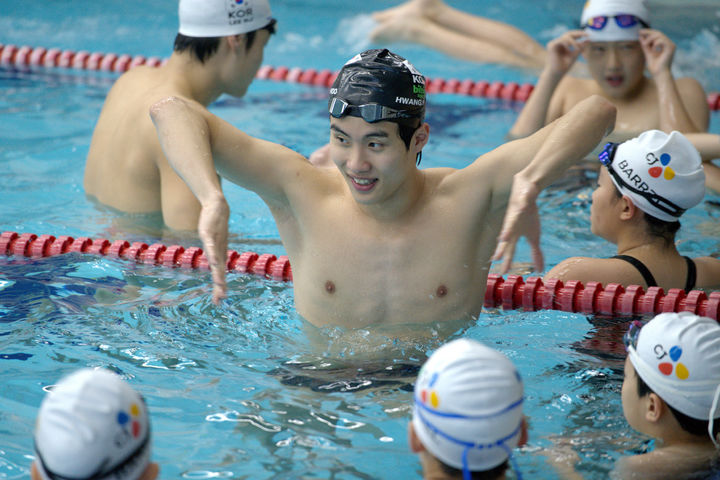 [서울=뉴시스] 김진아 기자 = 한국수영의 간판 황선우가 9일 경기 고양시 서울YMCA 고양국제청소년문화센터에서 열린 '라커 룸 위드 팀 CJ : 스윔 투 드림'에서 초등부 선수 등 참여 학생들에게 수영 멘토링을 하고 있다. (사진=CJ 제공) 2024.11.09. photo@newsis.com *재판매 및 DB 금지