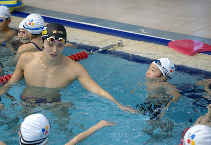 [서울=뉴시스] 김진아 기자 = 한국수영의 간판 김우민이 9일 경기 고양시 서울YMCA 고양국제청소년문화센터에서 열린 '라커 룸 위드 팀 CJ : 스윔 투 드림'에서 초등부 선수 등 참여 학생들에게 수영 멘토링을 하고 있다. (사진=CJ 제공) 2024.11.09. photo@newsis.com *재판매 및 DB 금지