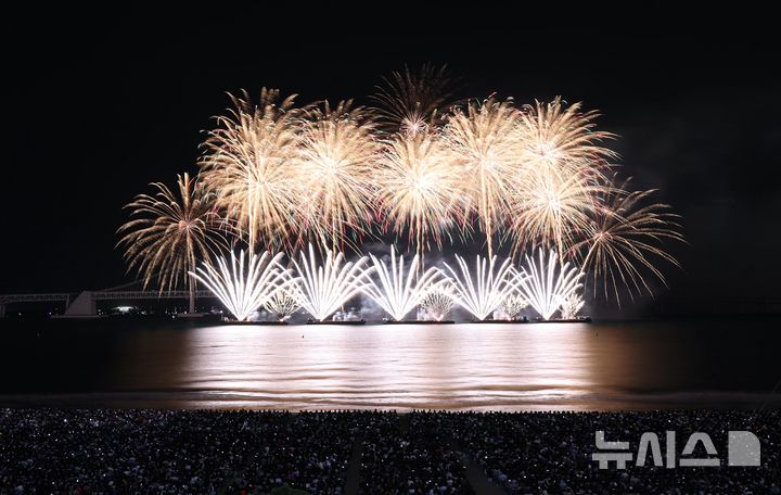 [부산=뉴시스] 하경민 기자 = '제19회 부산불꽃축제'가 열린 9일 부산 수영구 광안리해수욕장 일대에서 광안대교를 배경으로 화려한 불꽃쇼가 펼쳐지고 있다. 2024.11.09. yulnetphoto@newsis.com