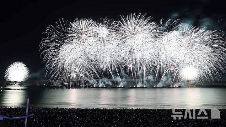 [부산=뉴시스] 하경민 기자 = '제19회 부산불꽃축제'가 열린 9일 부산 수영구 광안리해수욕장 일대에서 광안대교를 배경으로 화려한 불꽃쇼가 펼쳐지고 있다. 2024.11.09. yulnetphoto@newsis.com