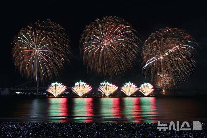 [부산=뉴시스] 하경민 기자 = '제19회 부산불꽃축제'가 열린 9일 부산 수영구 광안리해수욕장 일대에서 광안대교를 배경으로 화려한 불꽃쇼가 펼쳐지고 있다. 2024.11.09. yulnetphoto@newsis.com