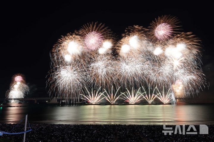 [부산=뉴시스] 하경민 기자 = '제19회 부산불꽃축제'가 열린 9일 부산 수영구 광안리해수욕장 일대에서 광안대교를 배경으로 화려한 불꽃쇼가 펼쳐지고 있다. 2024.11.09. yulnetphoto@newsis.com