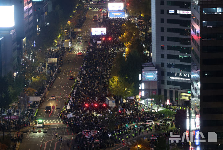 [서울=뉴시스] 이영환 기자 =  9일 서울 세종대로에서 더불어민주당이 주최한 제2차 김건희 윤석열 국정농단 규탄·특검 촉구 국민행동의 날! 진행되고 있다. 2024.11.09. 20hwan@newsis.com