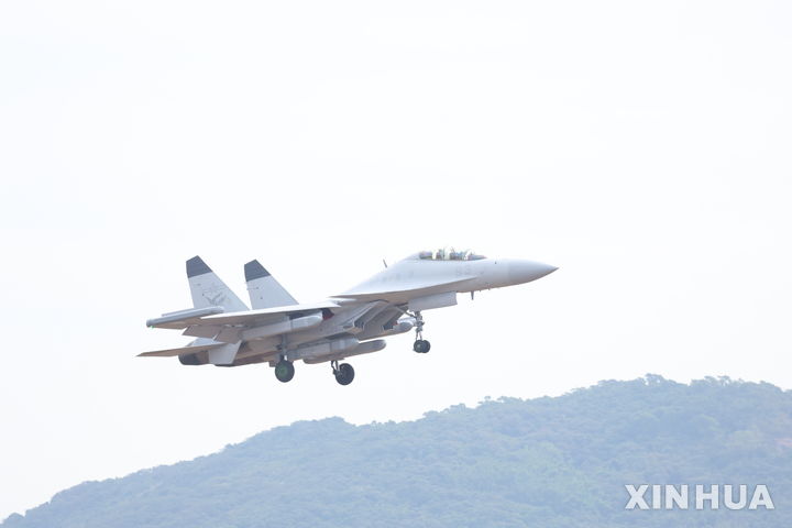 [주하이(중국)=신화/뉴시스]중국 전투기 J-15.