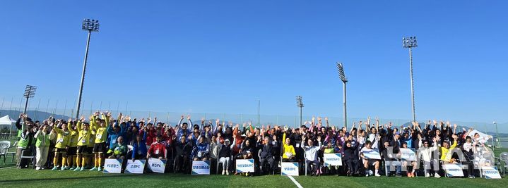 [창원=뉴시스]지난 9일 창원축구센터 인조보조경기장에서 경상남도사회서비스원 경상남도장애인종합복지관으로 열린 제1회 경상남도지사배 장애인 축구대회 시상식에 참가한 축구 선수 및 대회 관계자들이 기념촬영하고 있다.(사진=경남도 제공) 2024.11.10. photo@newsis.com