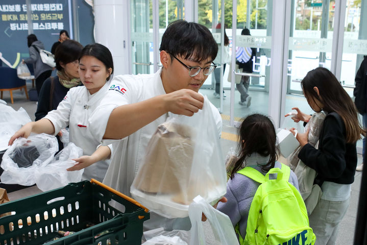 [대전=뉴시스] 우송대 재학생이 대전예술가의 집에서 열린 봉사활동에 참가, 도시락을 나눠주고 있다. (사진=우송대 제공) 2024.11.10. photo.newsis.com *재판매 및 DB 금지
