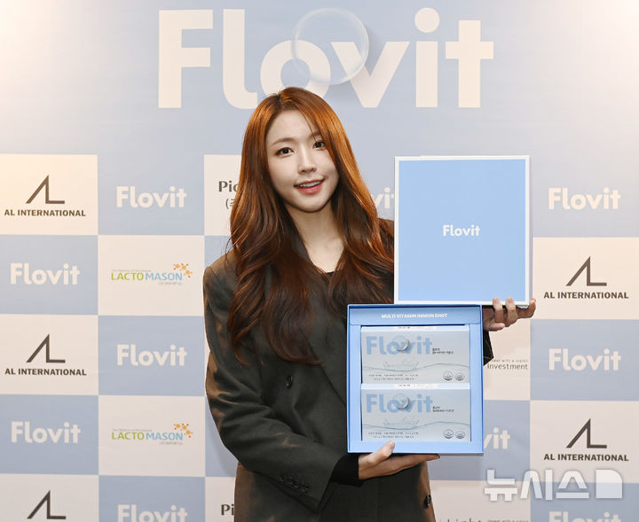 [수원=뉴시스] 인플루언서 성해은이 서울 강남구 프플더테라스에서 열린 플로빗(FLOVIT)' 런칭쇼에 참석해 신제품을 선보이고 있다. (사진= HL헬스엔케어 제공) 2024.11.10. photo@newsis.com