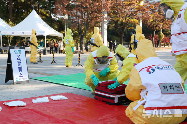 [서울=뉴시스]서울 용산구는 지난 8일 국립중앙박물관에서 코로나19 대응 이후 서울 자치구 중 처음으로 '생물테러 대비·대응 대규모 현장 훈련'을 실시했다고 10일 밝혔다. (사진=용산구 제공). 2024.11.10. photo@newsis.com 