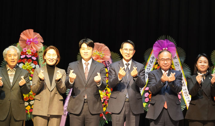 [서산=뉴시스] 지난 8일 서산문화원에서 열린 서산시노인장기요양기관총연합회 발대식 후 참석 인사들이 손하트를 그리며 기념 촬영을 하고 있다. (사진=서산시 제공) 2024.11.10. photo@newsis.com *재판매 및 DB 금지