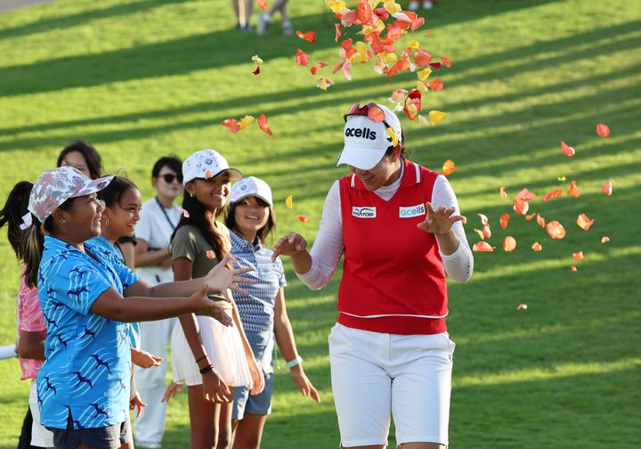 [서울=뉴시스]김아림, 롯데 챔피언십 FR 우승 축하 세리머니. (사진=대홍기획 제공)