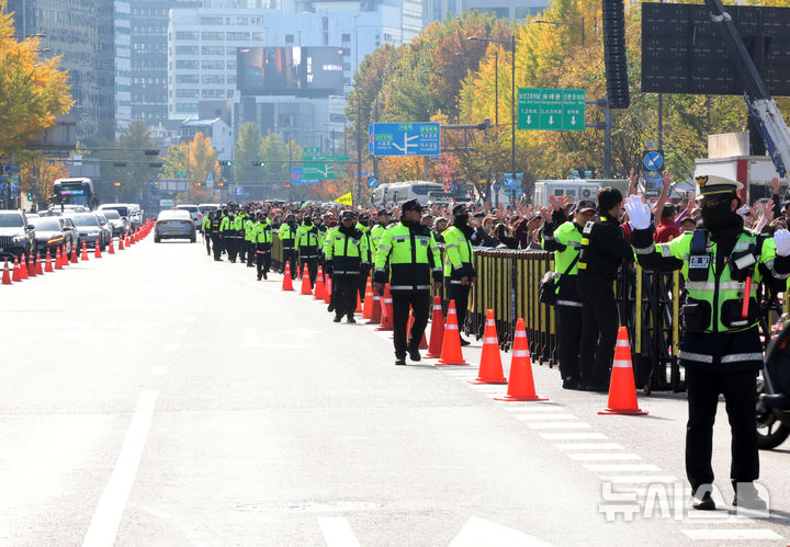 [서울=뉴시스] 배훈식 기자 = 휴일인 10일 오전 서울 종로구 세종대로에서 열린 종교 단체 집회를 위해 경찰이 광화문 방면 도로를 차단하고 교통 통제를 하고 있다. 2024.11.10. dahora83@newsis.com