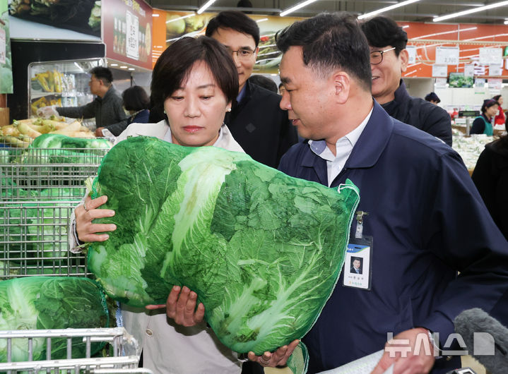 [서울=뉴시스] 황준선 기자 = 송미령 농림축산식품부 장관이 10일 김장재료 수급상황 현장 점검을 위해 서울 서초구 하나로마트 양재점을 방문해 배추를 살펴보고 있다. 2024.11.10. hwang@newsis.com