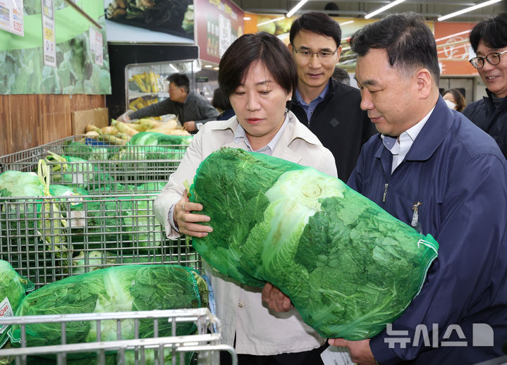 [서울=뉴시스] 황준선 기자 = 송미령 농림축산식품부 장관이 10일 김장재료 수급상황 현장 점검을 위해 서울 서초구 하나로마트 양재점을 방문해 배추를 살펴보고 있다. 2024.11.10. hwang@newsis.com