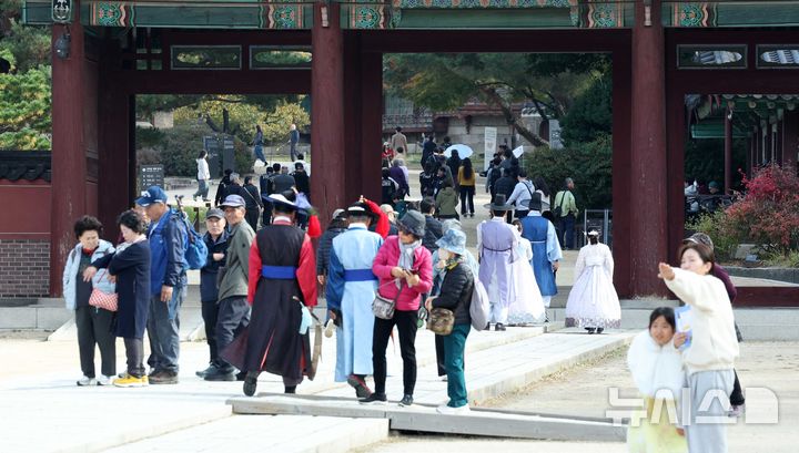 [서울=뉴시스] 고범준 기자 = 온화한 날씨가 이어지고 있는 10일 서울 종로구 창덕궁을 찾은 관광객들이 즐거운 시간을 보내고 있다. 2024.11.10. bjko@newsis.com