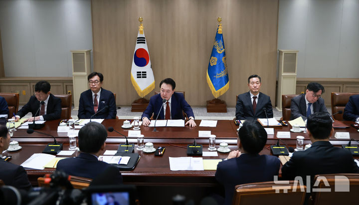 [서울=뉴시스] 조수정 기자 = 윤석열 대통령이 10일 서울 용산 대통령실에서 '대외여건 변화에 따른 긴급 경제·안보 점검회의'를 주재하고 있다. 이날 회의는 미국 트럼프 정부 출범에 따른 경제 및 안보정책 변화와 영향을 점검하기 위해 열렸다. (대통령실통신사진기자단) 2024.11.10. chocrystal@newsis.com