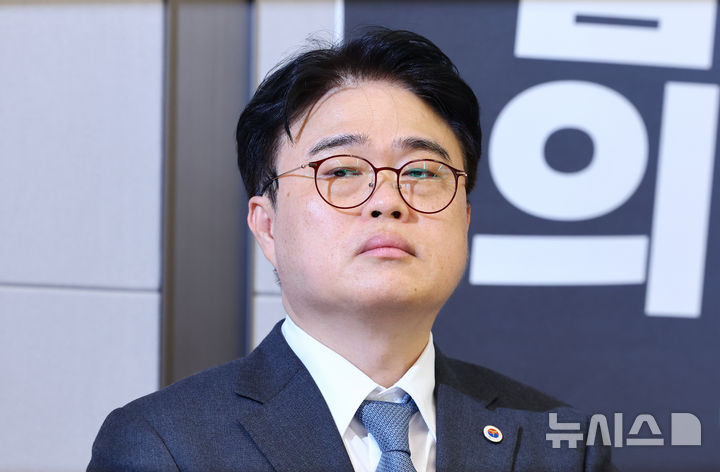 [서울=뉴시스] 황준선 기자 = 임현택 전 대한의사협회장이 지난해 11월10일 서울 용산구 대한의사협회에서 열린 2024년도 긴급 임시대의원총회에 참석해 있다. 2024.11.10. hwang@newsis.com