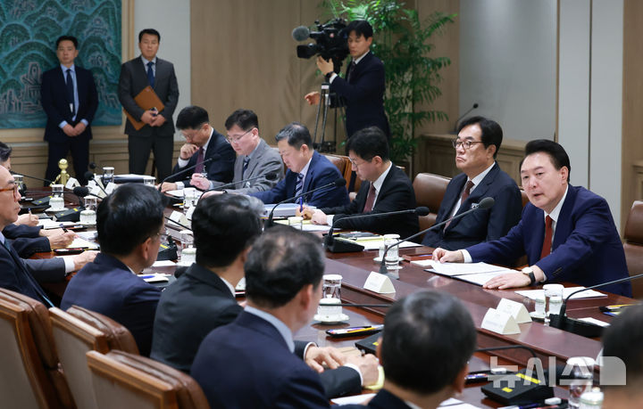 [서울=뉴시스] 조수정 기자 = 윤석열 대통령이 10일 서울 용산 대통령실에서 '대외여건 변화에 따른 긴급 경제·안보 점검회의'를 주재하고 있다. 이날 회의는 미국 트럼프 정부 출범에 따른 경제 및 안보정책 변화와 영향을 점검하기 위해 열렸다. (대통령실통신사진기자단) 2024.11.10. chocrystal@newsis.com