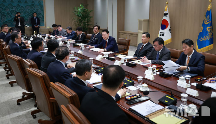 [서울=뉴시스] 조수정 기자 = 윤석열 대통령이 10일 서울 용산 대통령실에서 '대외여건 변화에 따른 긴급 경제·안보 점검회의'를 주재하고 있다. 이날 회의는 미국 트럼프 정부 출범에 따른 경제 및 안보정책 변화와 영향을 점검하기 위해 열렸다. (대통령실통신사진기자단) 2024.11.10. chocrystal@newsis.com