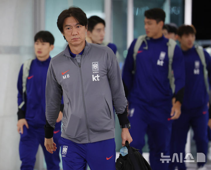 [인천공항=뉴시스] 김진아 기자 = 대한민국 남자 축구대표팀 홍명보 감독을 비롯한 선수들이 2026 북중미 월드컵 아시아지역 3차 예선 5~6차전을 치르기 위해 지난 10일 인천국제공항에서 쿠웨이트로 출국하고 있다. 2024.11.10. bluesoda@newsis.com