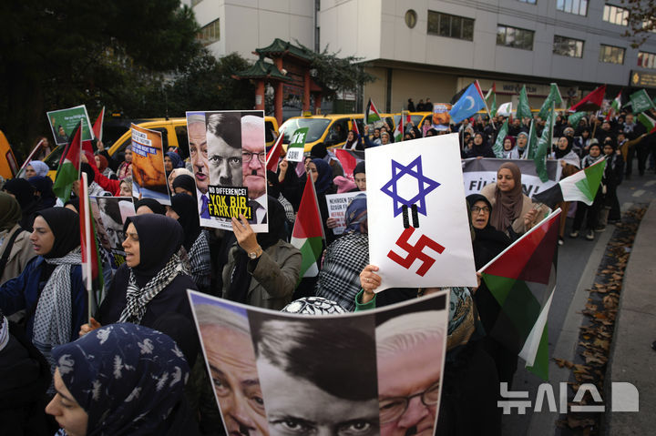 [이스탄불=AP/뉴시스] 10일(현지시각) 튀르키예 이스탄불에 있는 독일 영사관 주변에서 친팔레스타인 시위대가 "이스라엘은 나치"라는 손팻말을 들고 구호를 외치고 있다. 2024.11.11.