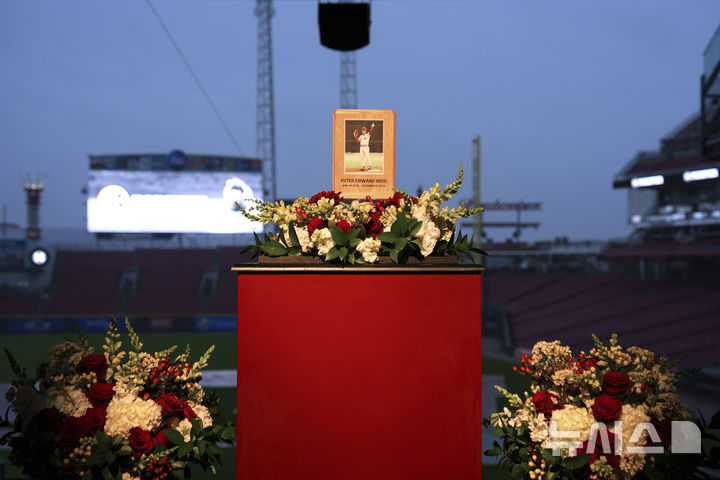 [신시내티=AP/뉴시스] 메이저리그(MLB) 신시내티 레즈는 11일(한국시각) 홈구장인 미국 오하이오주 신시내티의 그레이트 아메리칸 볼파크에서 피트 로즈를 추모하는 행사를 개최했다. 2024.11.11