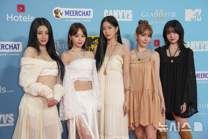 [맨체스터=AP/뉴시스] 걸그룹 '르세라핌'이 10일(현지시각) 영국 잉글랜드 맨체스터의 코옵 라이브(Co-op Live)에서 열리는 MTV 유럽 뮤직 어워드(EMA)에 도착해 포즈를 취하고 있다. 이날 K-팝 걸그룹 최초로 MTV EMA에서 공연한 르세라핌은 신인 아티스트나 그룹에게 주어지는 '베스트 푸시'(Best Push) 상을 받았다. 2024.11.11.